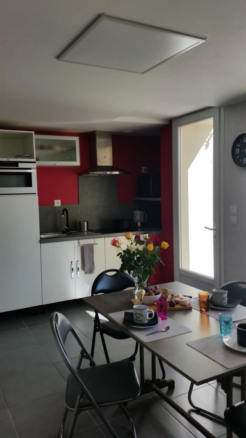 Kitchen or kitchenette, Dining area