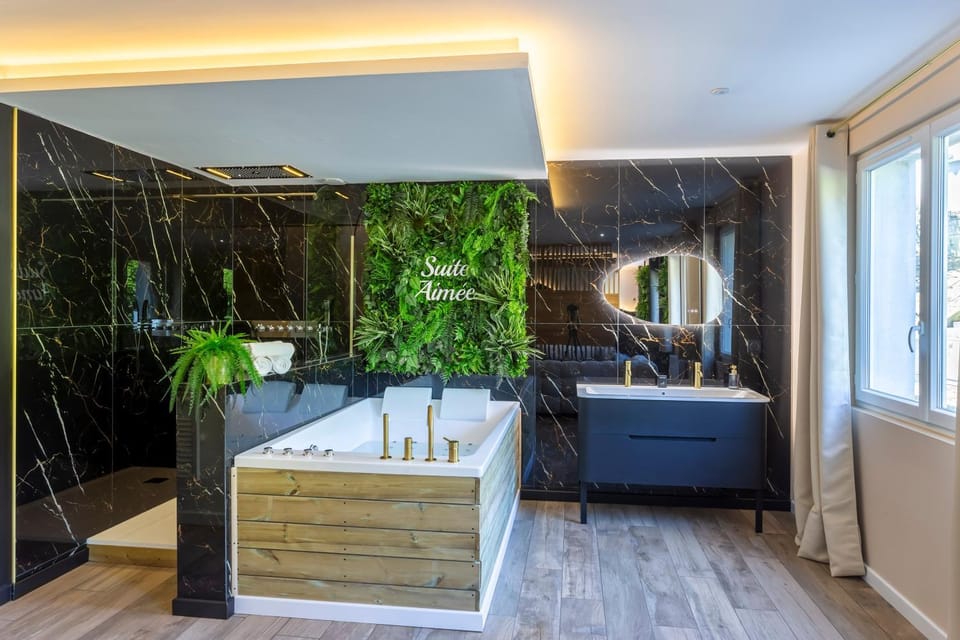 Shower, Hot Tub, Bathroom, Decorative detail