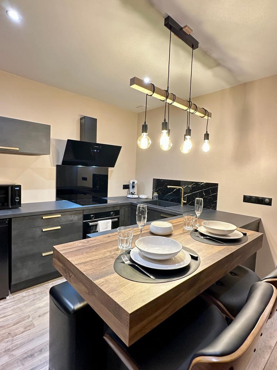 Kitchen or kitchenette, Dining area, stove