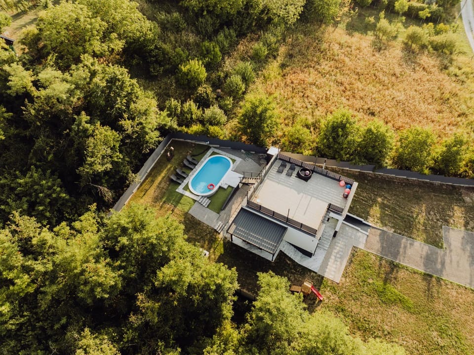 Property building, Day, Neighbourhood, Natural landscape, Bird's eye view, Pool view, Swimming pool