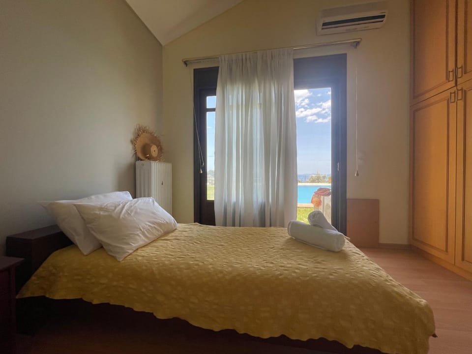 North Pool House Villa in Decentralized Administration of Attica