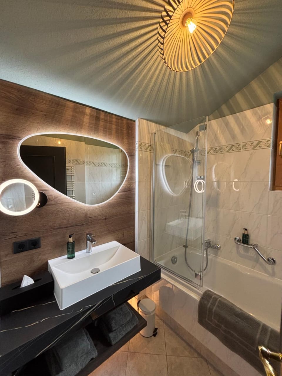 Shower, Bathroom, Bath, towels