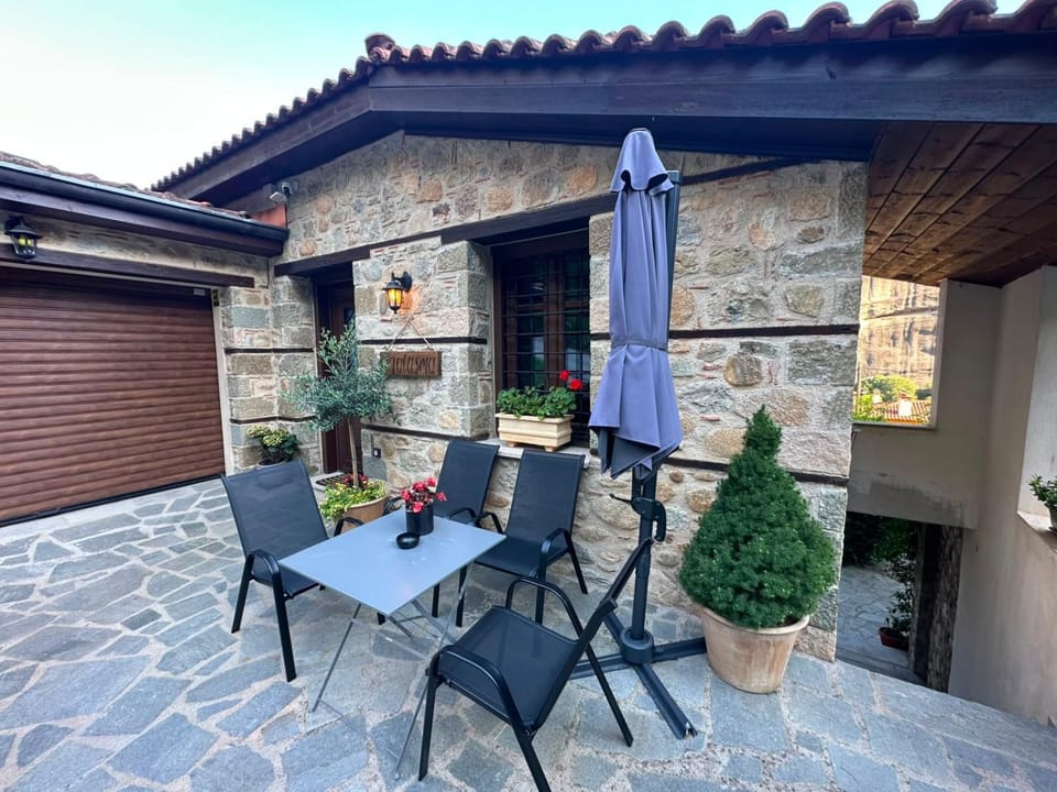 Halasma Meteora House in Greece