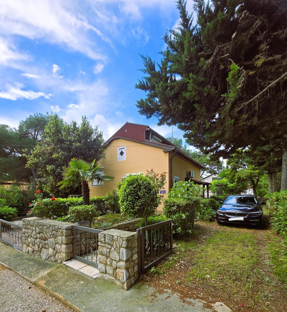 Property building, Spring, Garden, Garden view, Parking