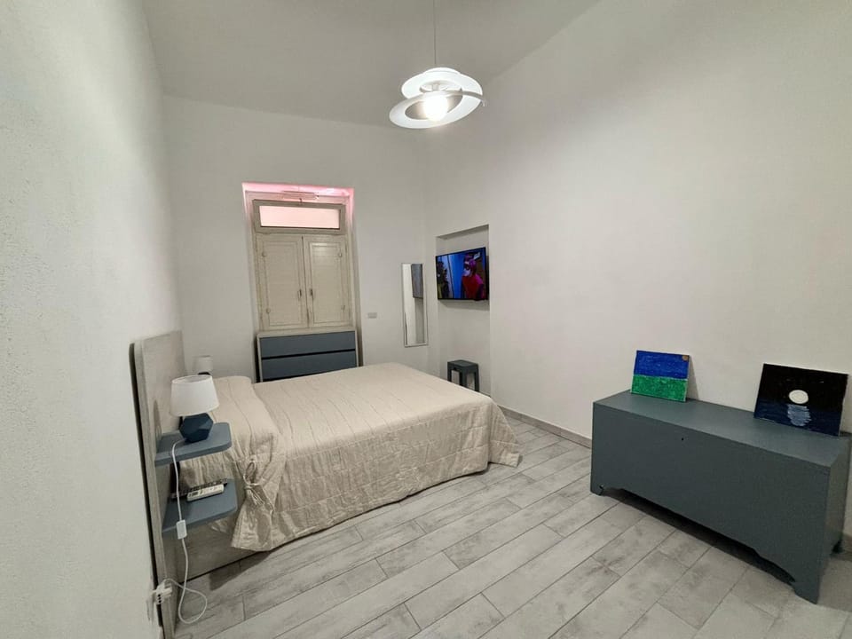 Bed, TV and multimedia, Bedroom, air conditioner