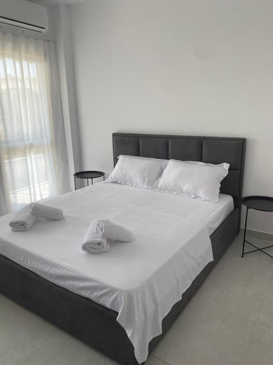Bed, Bedroom, towels
