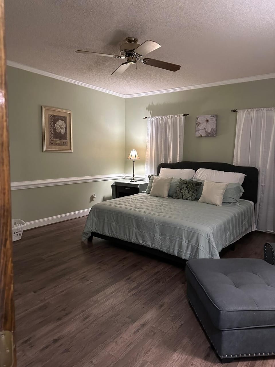 Bed, Seating area, Bedroom