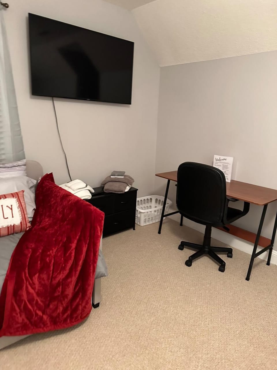 TV and multimedia, Seating area, Bedroom