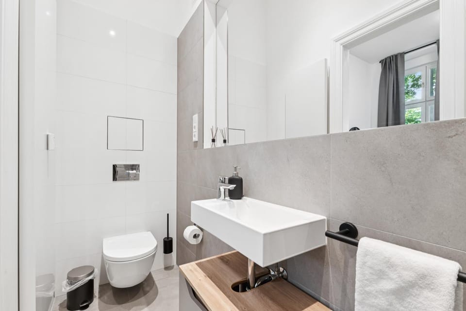 Toilet, Bathroom, towels