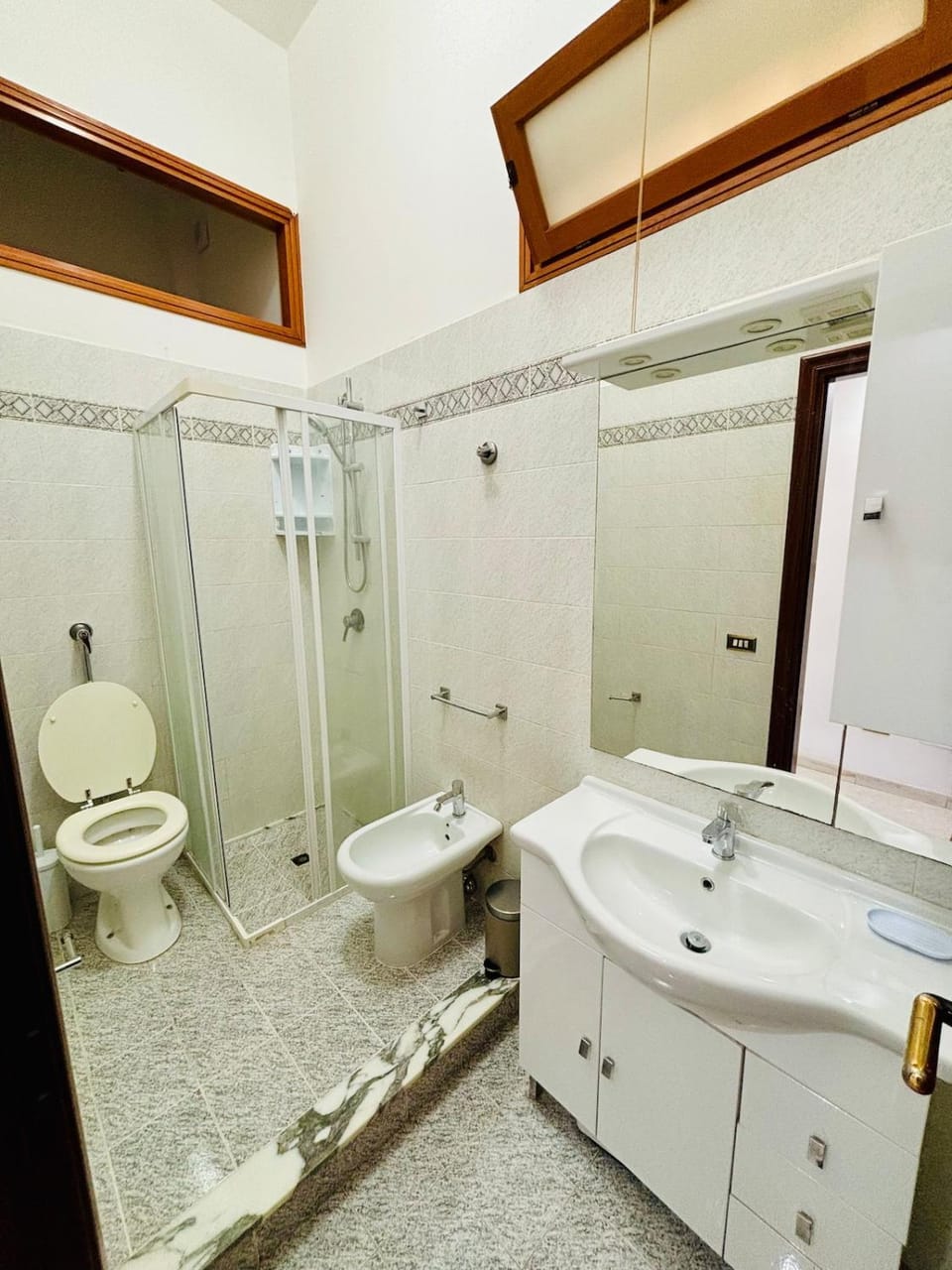 Shower, Toilet, Bathroom, bidet, towels