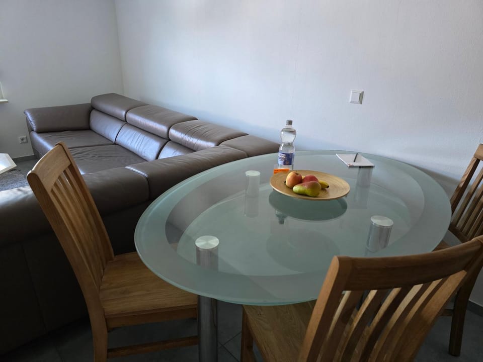 Food and drinks, Seating area, Dining area, Food