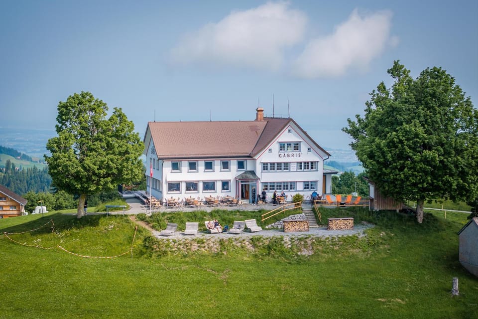 Property building, Restaurant/places to eat, Spring, Garden, Balcony/Terrace