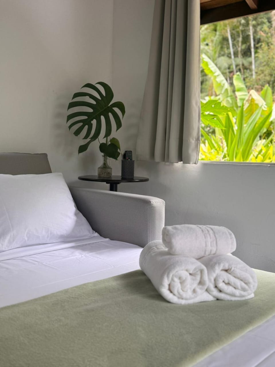 Bed, Living room, towels