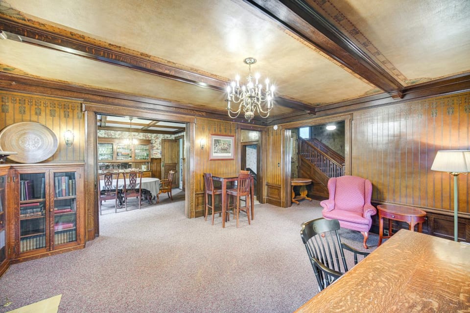 2 Mi to Lake Erie Spacious Retreat Near Cafes! House in Erie