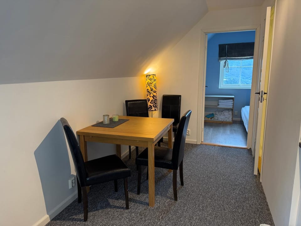 Seating area, Dining area