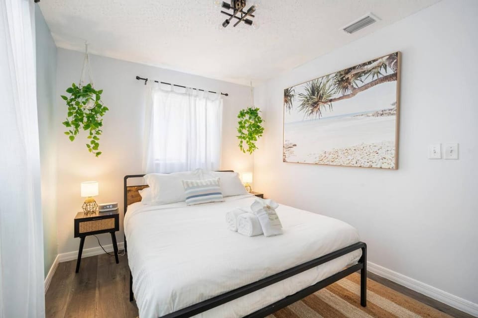 Backyard Retreat, Hot Tub, Fire Pit, 7 min to Beaches, Family & Pet-Friendly House in Largo