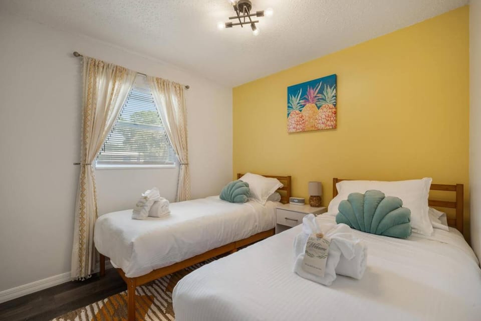 Backyard Retreat, Hot Tub, Fire Pit, 7 min to Beaches, Family & Pet-Friendly House in Largo