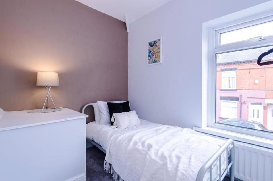 Stylish 3BR-Colourful-Sleeps 5 House in Manchester