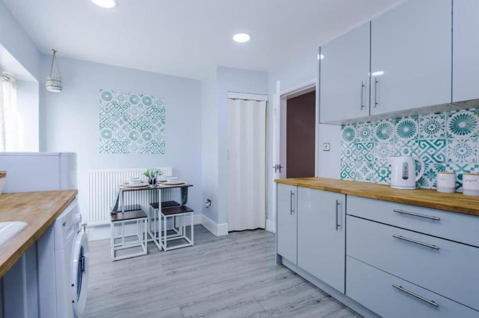 Stylish 3BR-Colourful-Sleeps 5 House in Manchester