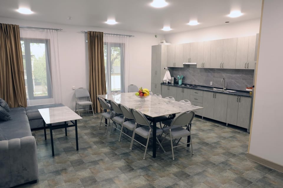 Kitchen or kitchenette, Living room, Seating area, Dining area