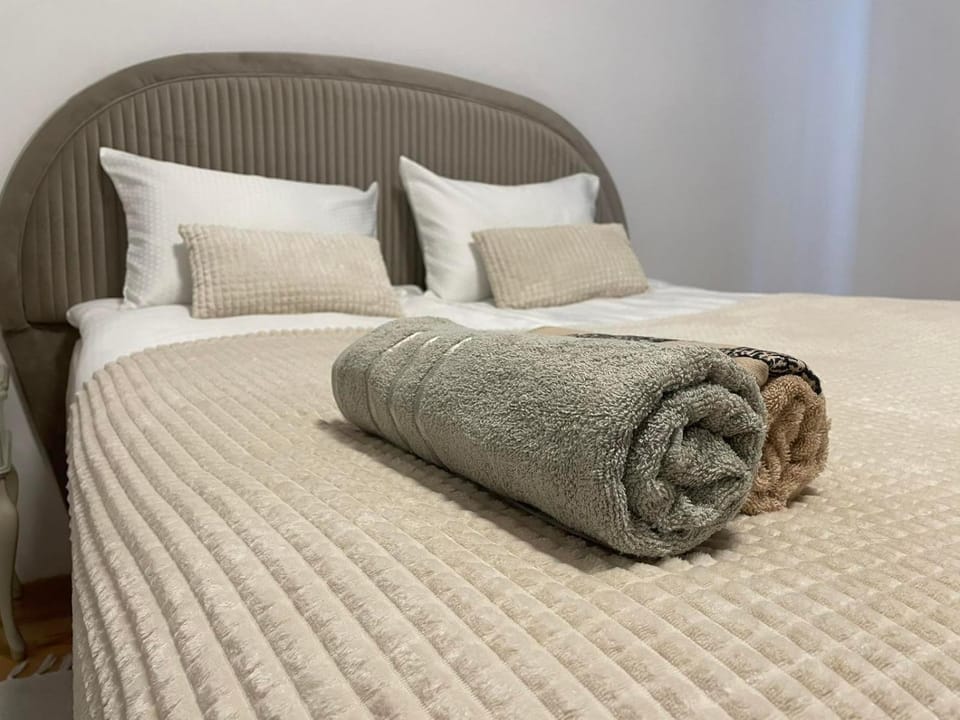 Bed, Bedroom, towels