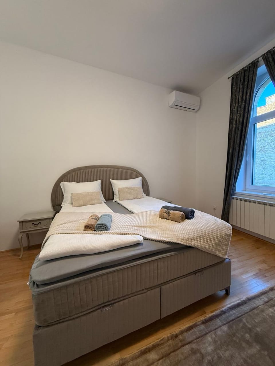 Bed, Bedroom, towels, air conditioner