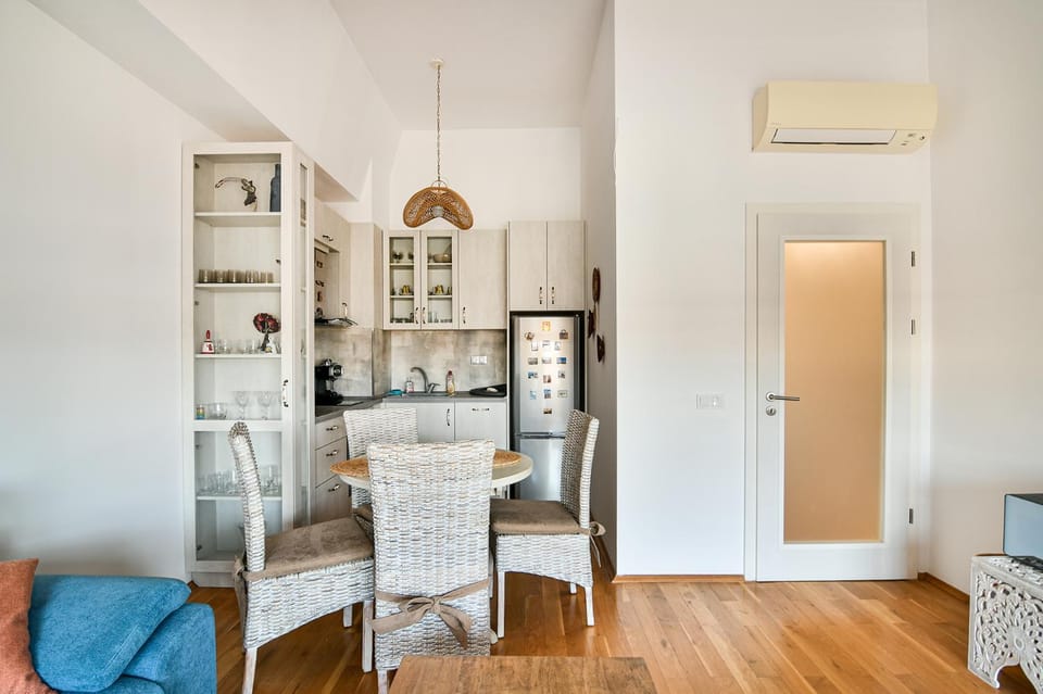 Kitchen or kitchenette, Dining area, oven, air conditioner