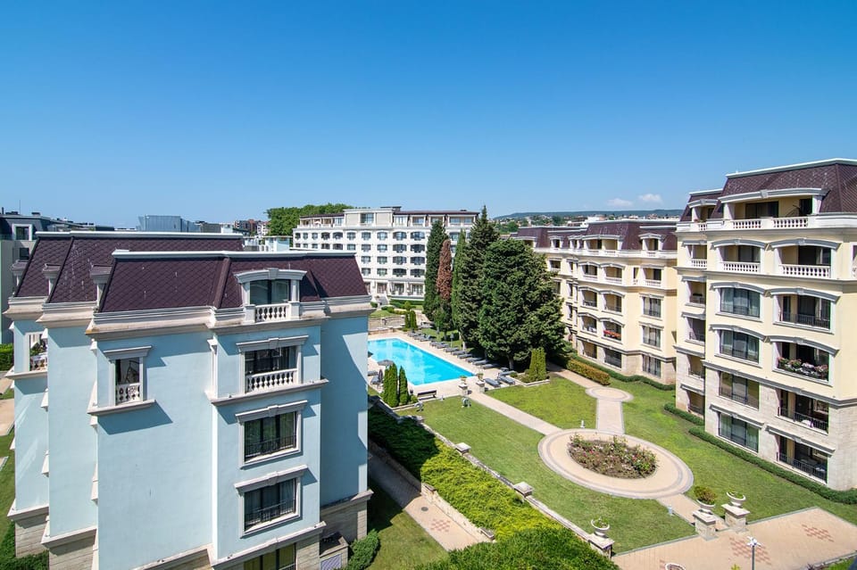 Property building, Day, Pool view, Swimming pool