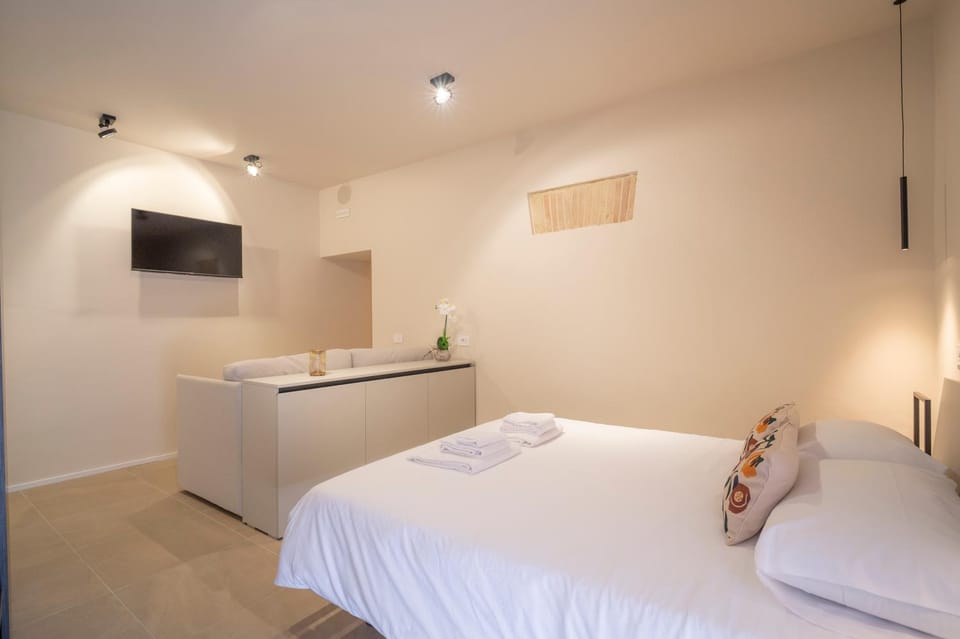 Bed, TV and multimedia, Bedroom