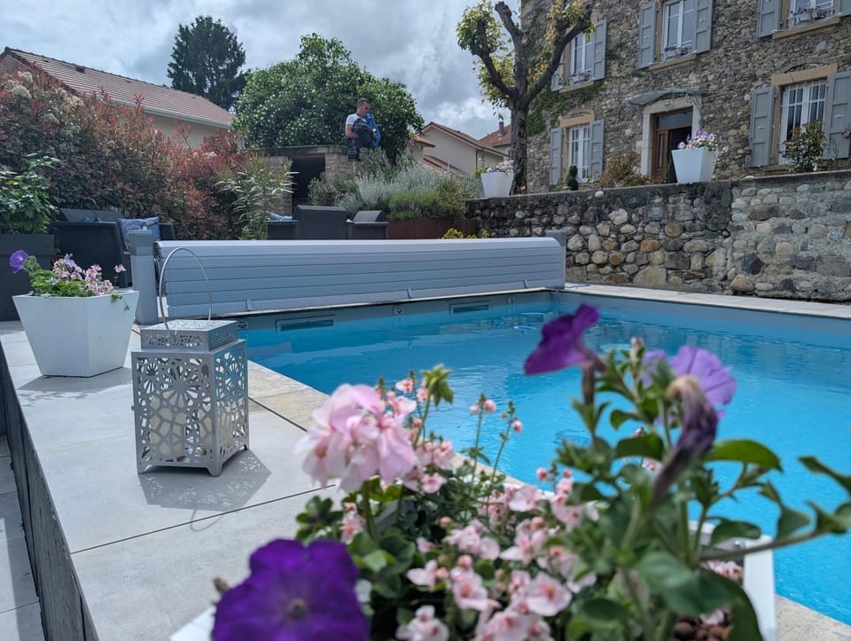 Property building, Patio, Day, Natural landscape, Garden, Garden view, Pool view, Swimming pool, Swimming pool, sunbed