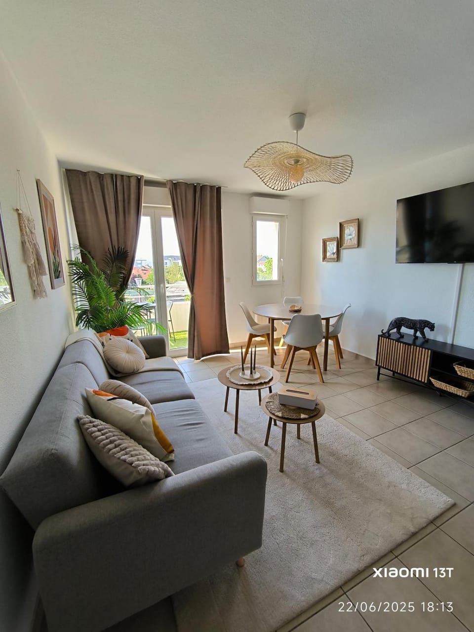 Communal lounge/ TV room, TV and multimedia, Balcony/Terrace, Living room, Decorative detail, Seating area, Dining area