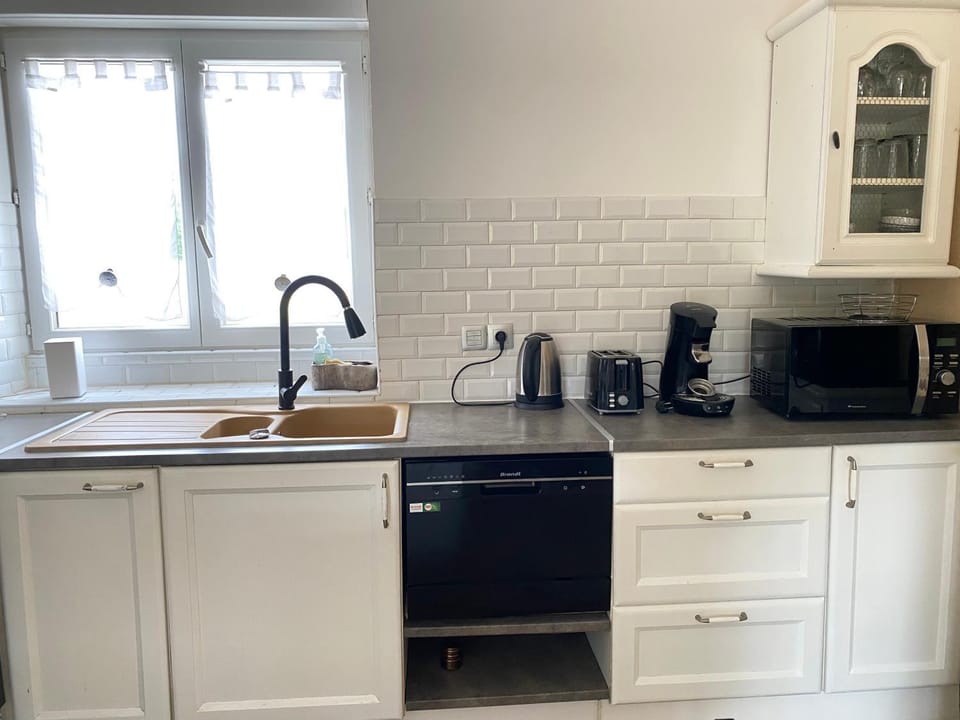 Coffee/tea facilities, Kitchen or kitchenette, dishwasher, toaster