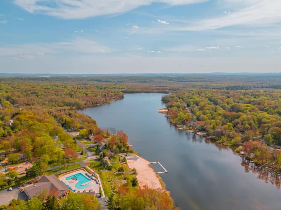 Cozy Lakefront Poconos Cabin Hot Tub Kayaks Cabin in Coolbaugh Township