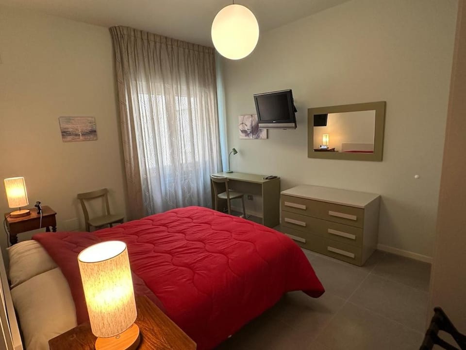 Bed, TV and multimedia, Bedroom