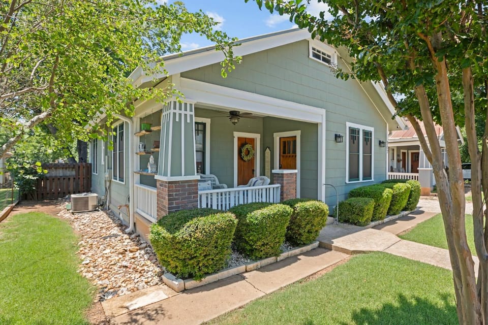 1929 Craftsman Charmer House in Fredericksburg