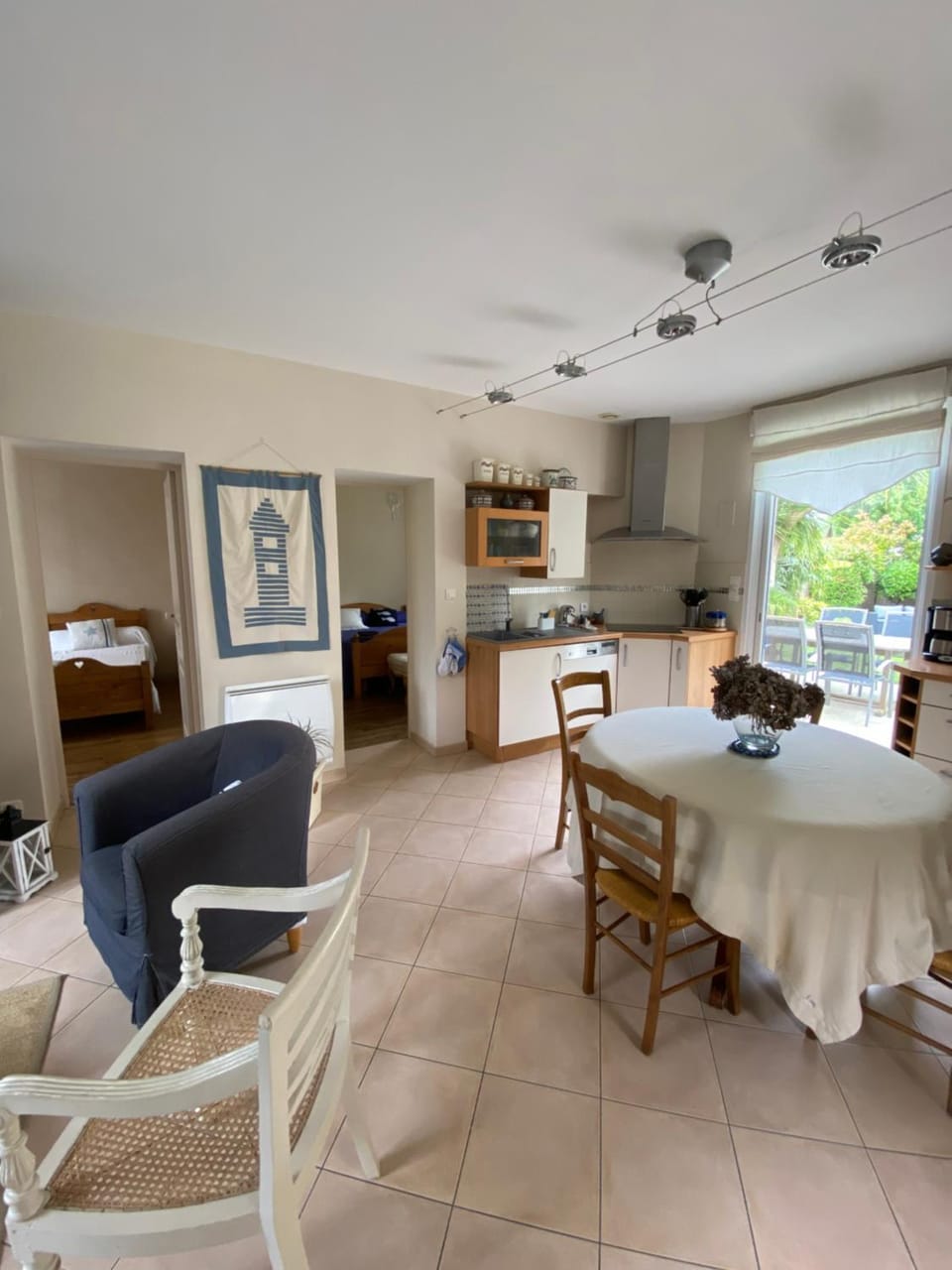 Kitchen or kitchenette, Dining area