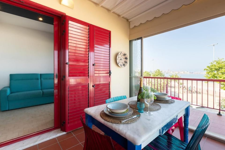 View (from property/room), Balcony/Terrace, Living room, Seating area, Dining area