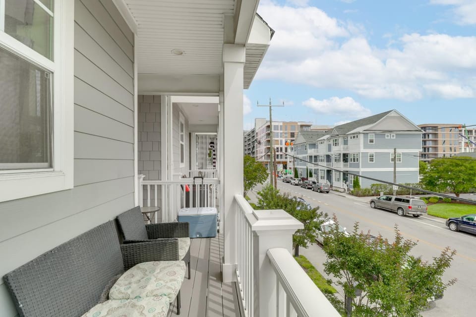 Walk to Ocean: Group Getaway in Virginia Beach! House in Virginia Beach