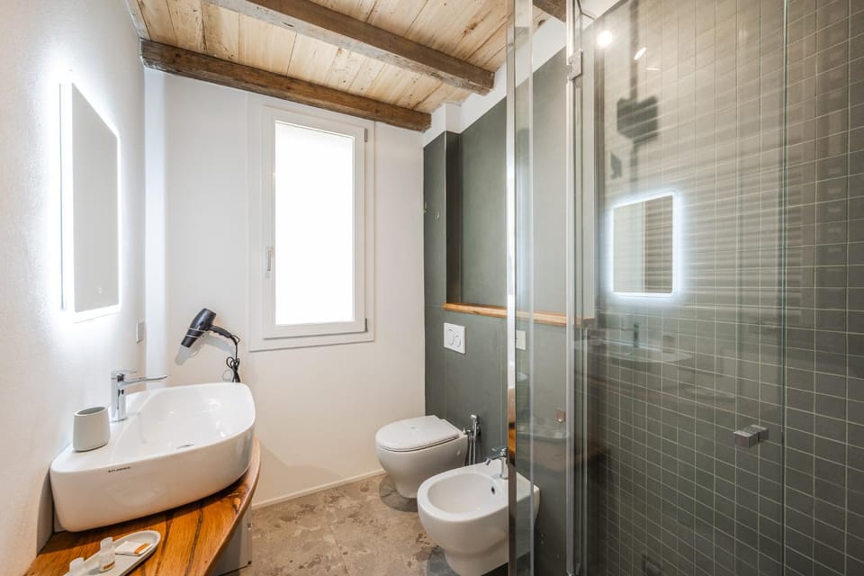 Shower, Toilet, Bathroom, bidet, towels