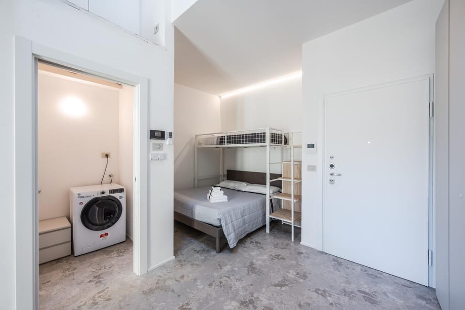 Bed, Photo of the whole room, towels, washing machine, dryer