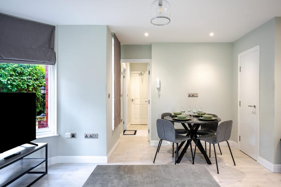 Kitchen or kitchenette, Living room, Seating area, Dining area