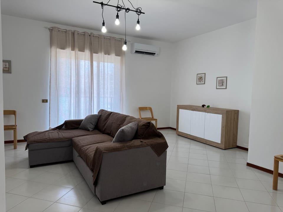 TV and multimedia, Living room, Seating area, air conditioner