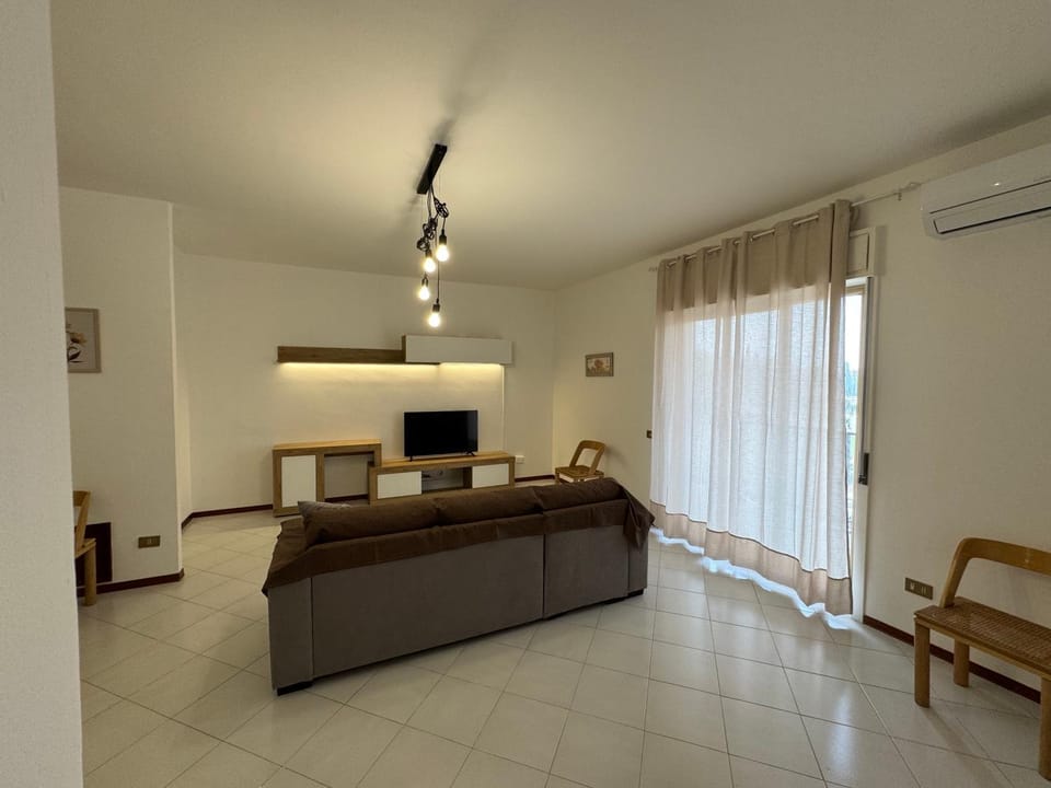Bed, Living room, Photo of the whole room, Seating area, air conditioner