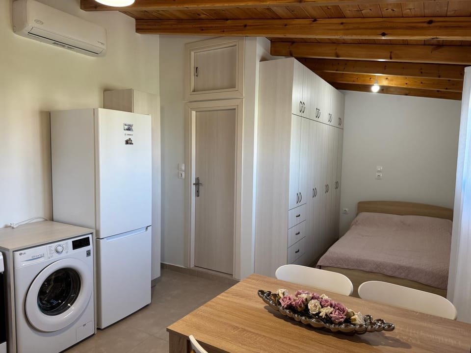 Bed, Seating area, Bedroom