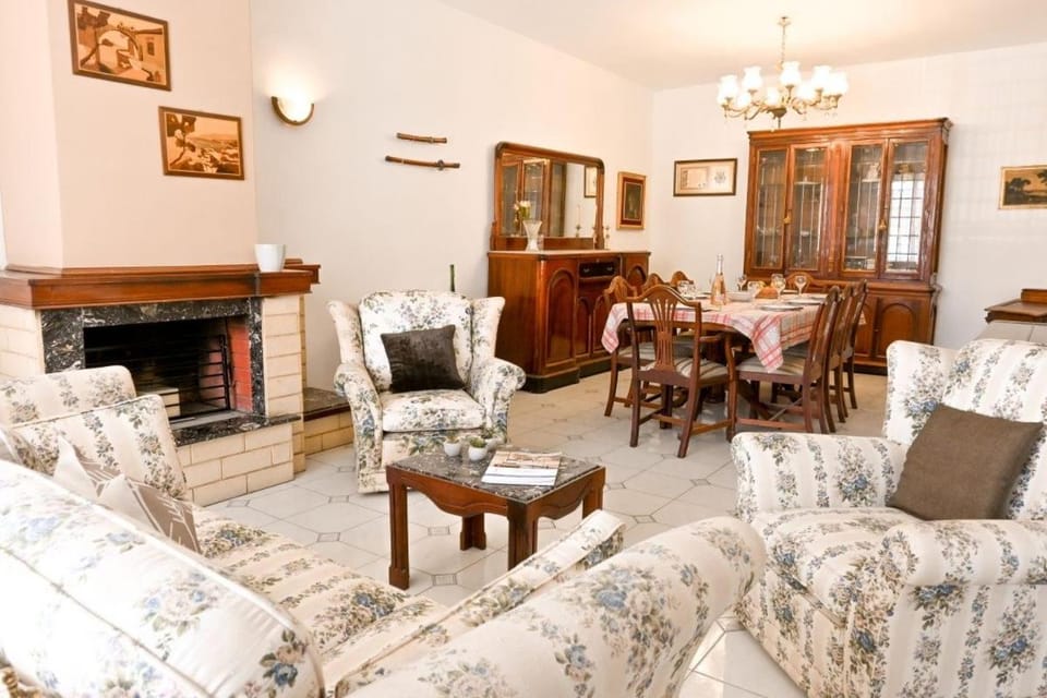 Living room, Seating area, Dining area, fireplace