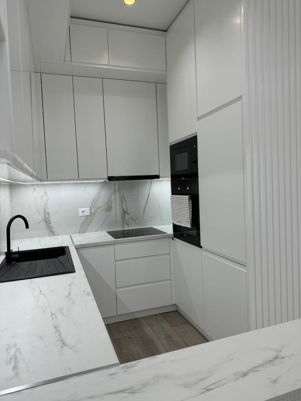 Kitchen or kitchenette, minibar