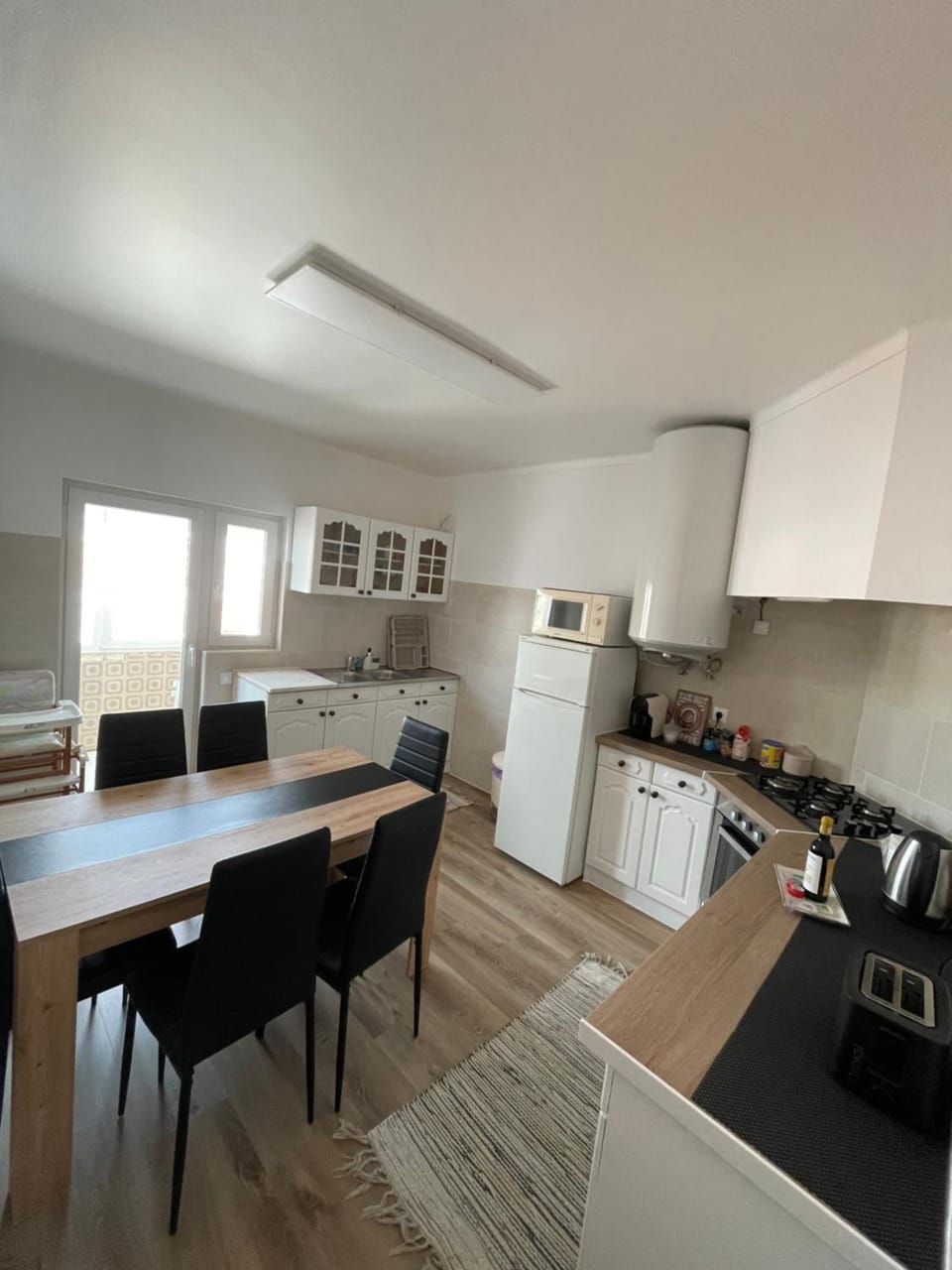 Kitchen or kitchenette, Dining area