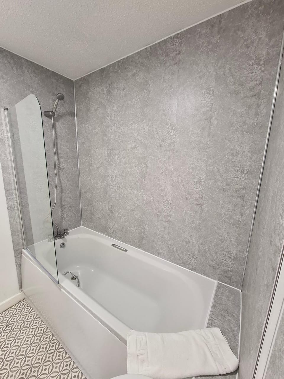 Thesiger Court Apartments - Free Private Parking - by Property Promise Apartment in Cardiff