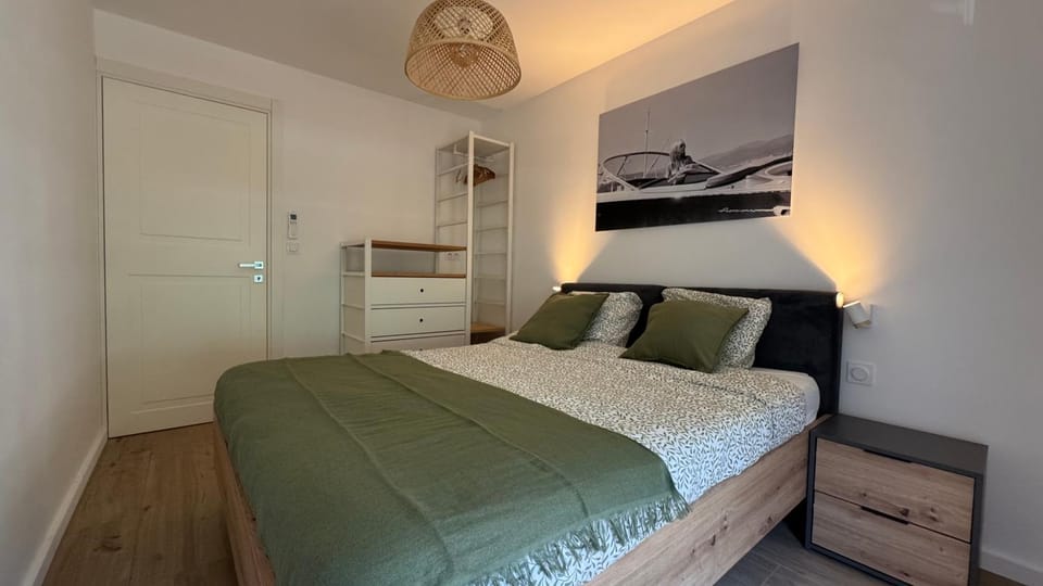 Bed, Photo of the whole room, Bedroom, wardrobe, air conditioner