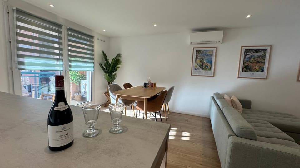 Living room, Seating area, Dining area, air conditioner